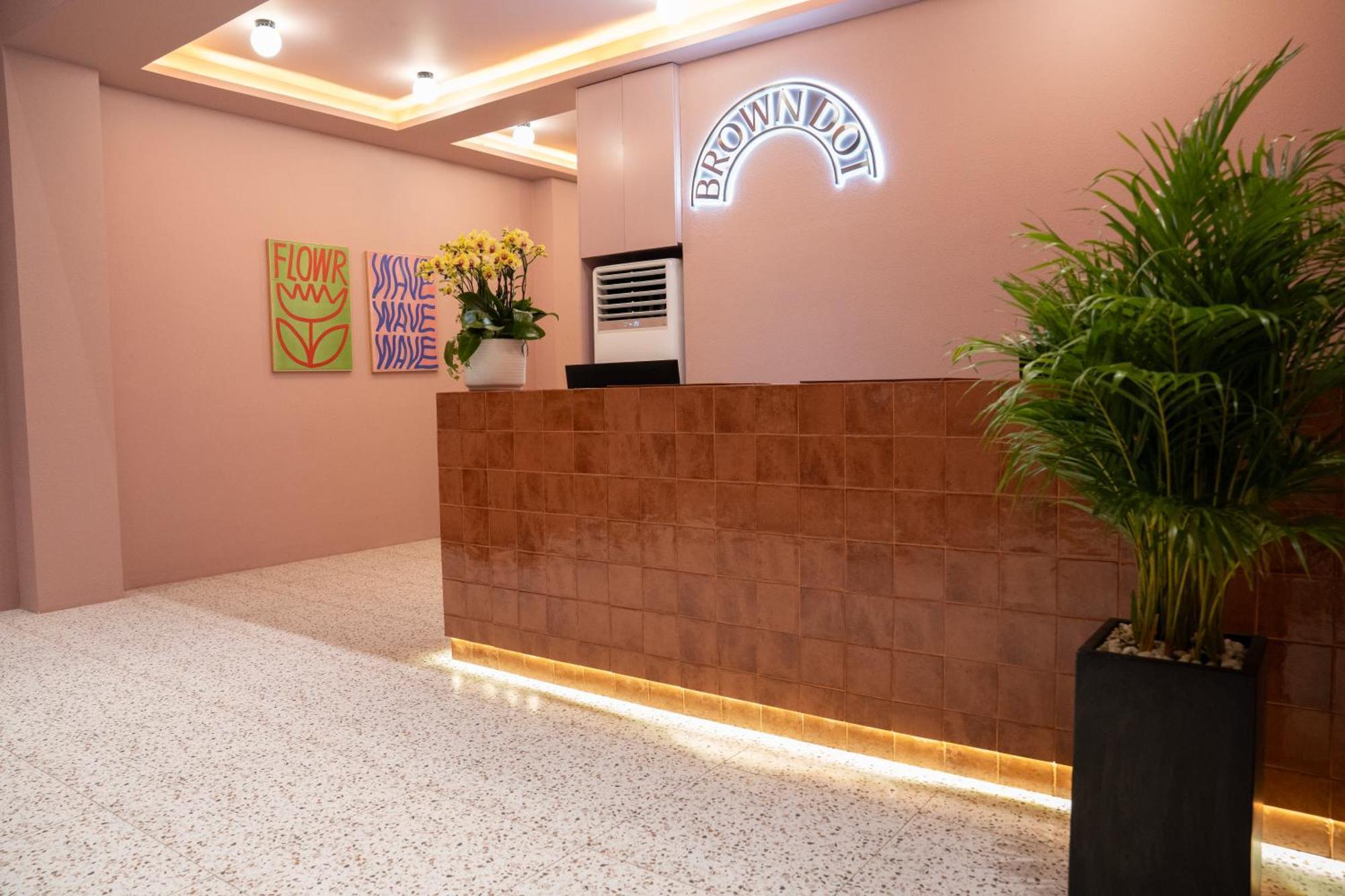 Brown Dot Saigon Khách sạn 3*